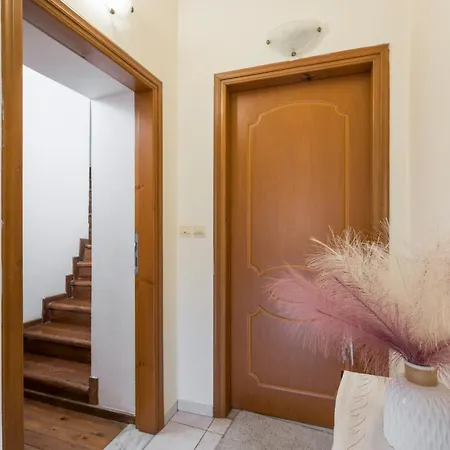 Lion's Yard Apartment *