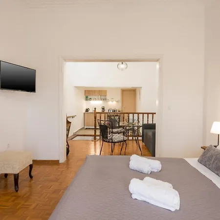 Lion's Yard Apartment
