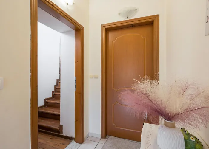 Lion's Yard Apartment *